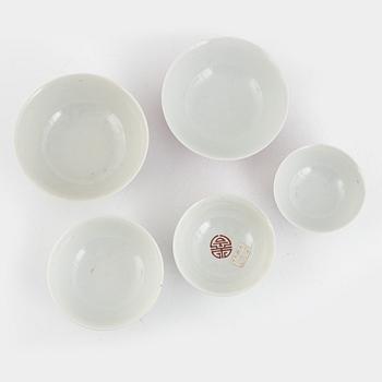 A group of five Chinese porcelain bowls, 20th century.