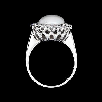RING, naturlig sötvattenspärla med briljantslipade diamanter, tot. 0.88 ct.