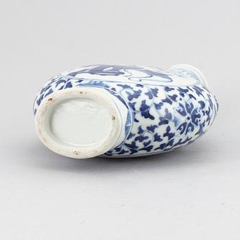 A blue and white moon flask/vase, Qing dynasty, Guangxu (1875-1908).