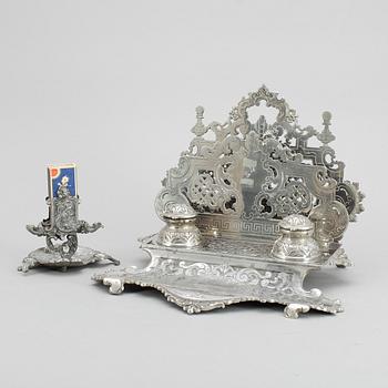SKRIVSTÄLL samt TÄNDSTICKSHÅLLARE, gjutgods, omkring 1900.