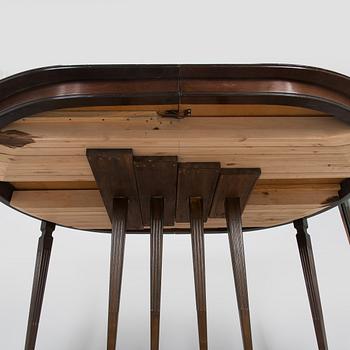 A dining table, Hepplewhite style, later half of the 20th century.