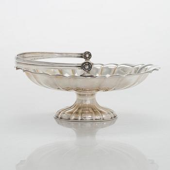 A set of six footed silver bowls, and a 
sweetmeat basket, Kultakeskus, Hämeenlinna 1943 and 1956.