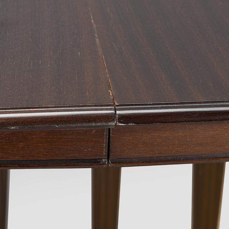 A dining table, Hepplewhite style, later half of the 20th century.