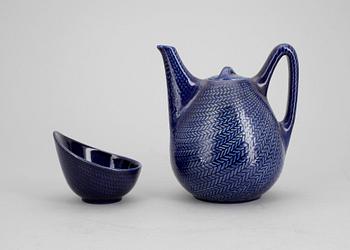 KAFFEKANNA SAMT SOCKERSKÅL, porslin, "Blå eld", Hertha Bengtsson, Rörstrand.