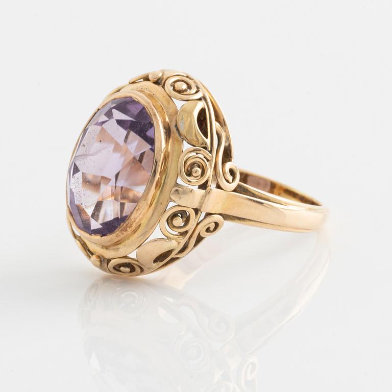 Ring 14K gold with a faceted amethyst.