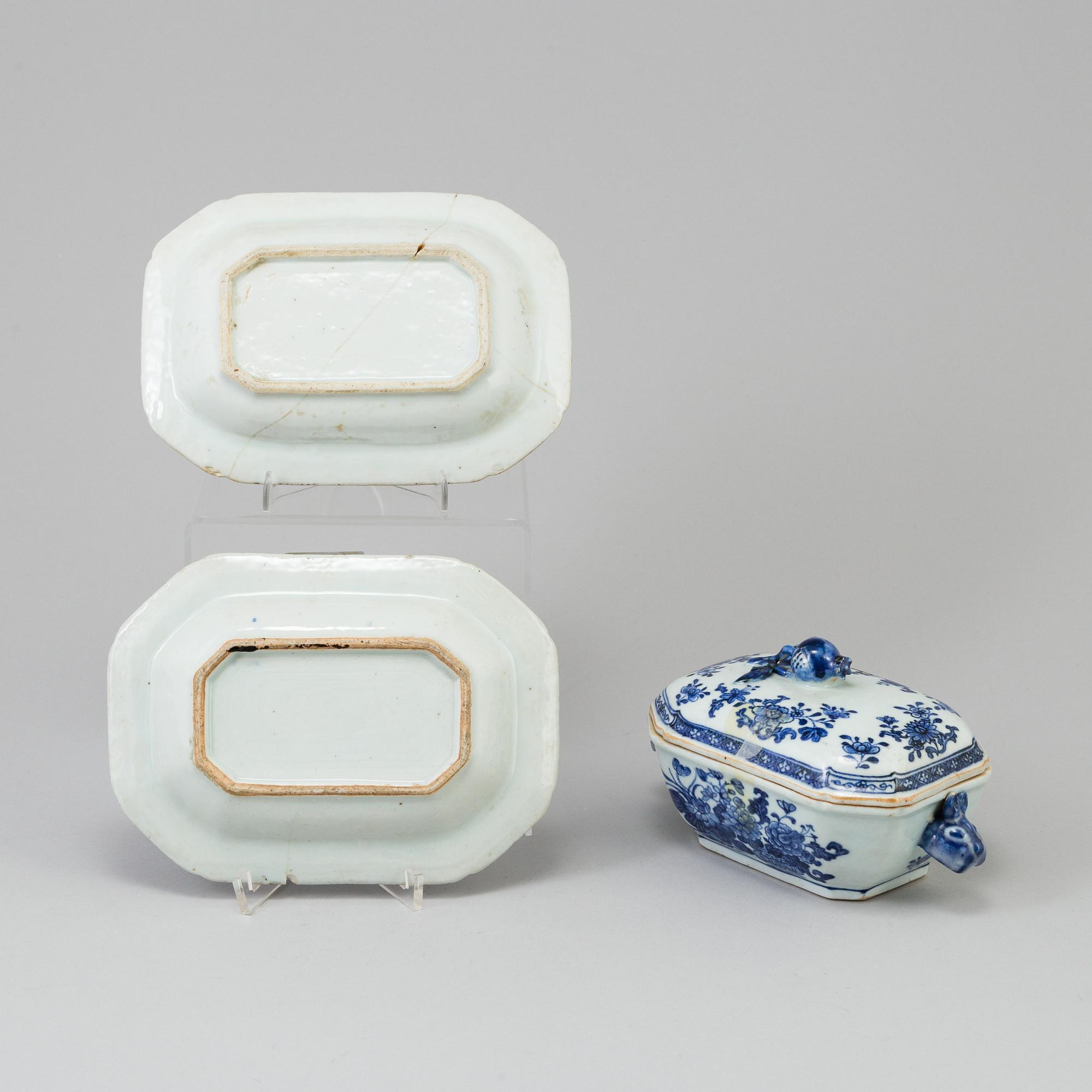 A Chinese blue and white export porcelain butter tureen with cover and two dishes, Qing dynasty, Qianlong (1736-95).