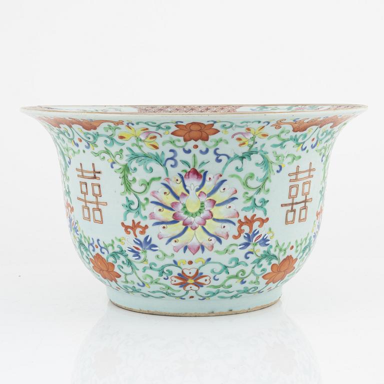 A large famille rose flower pot, late Qing dynasty, 19th Century.