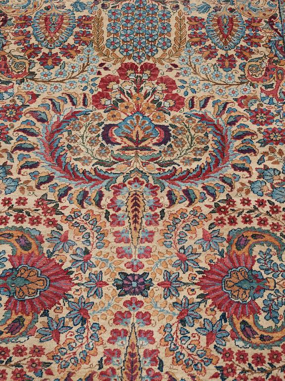 A carpet, a semi-antique Kerman, ca 375-379,5 x 268-271 cm.