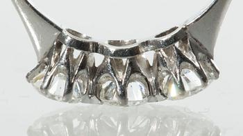 RING, platina med briljantslipade diamanter, totalt ca 1.10 ct. Stockholm, 1937. Vikt ca 2,8 g.