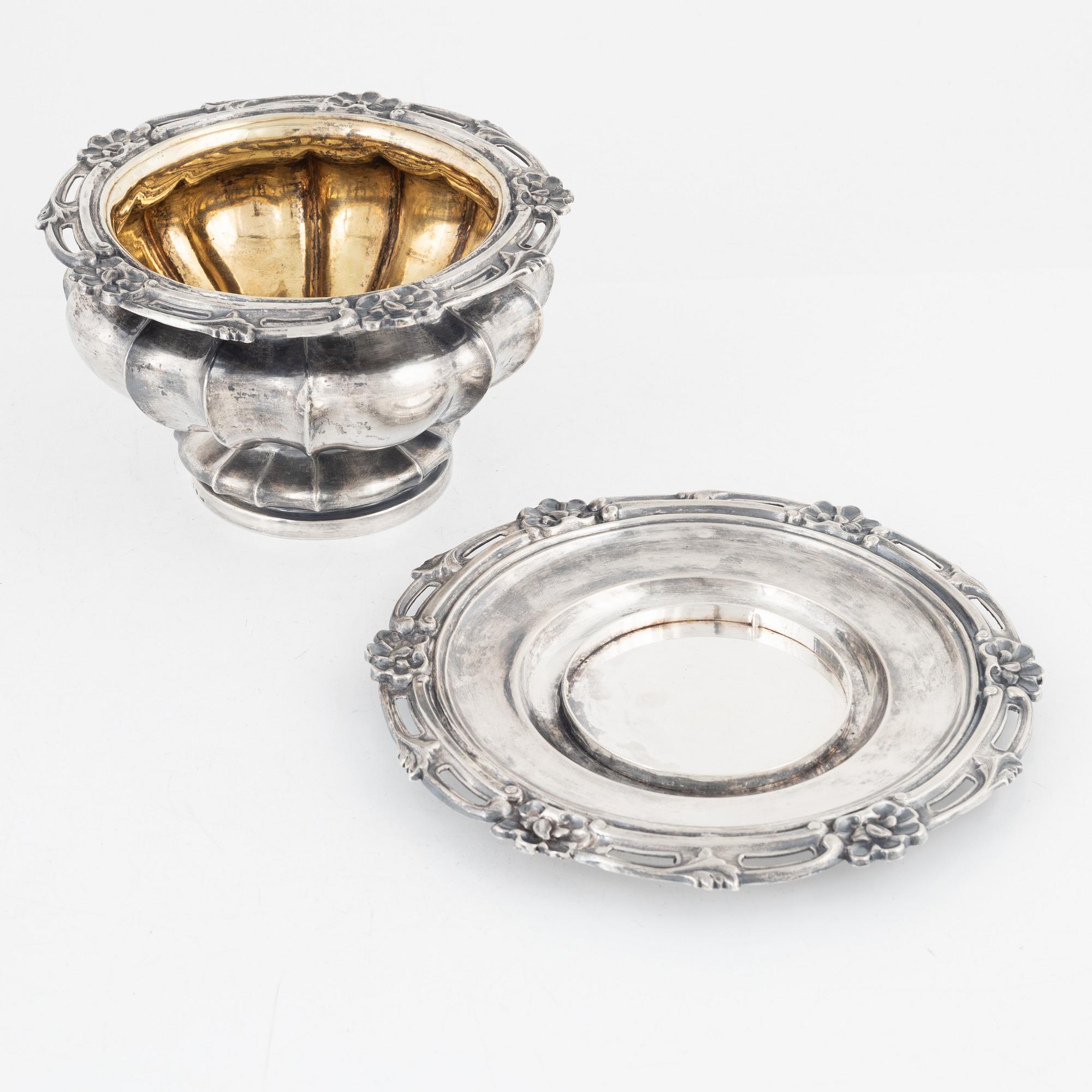 Gustaf Möllenborg, såsskål på fat, silver, nyrokoko, Stockholm 1847.