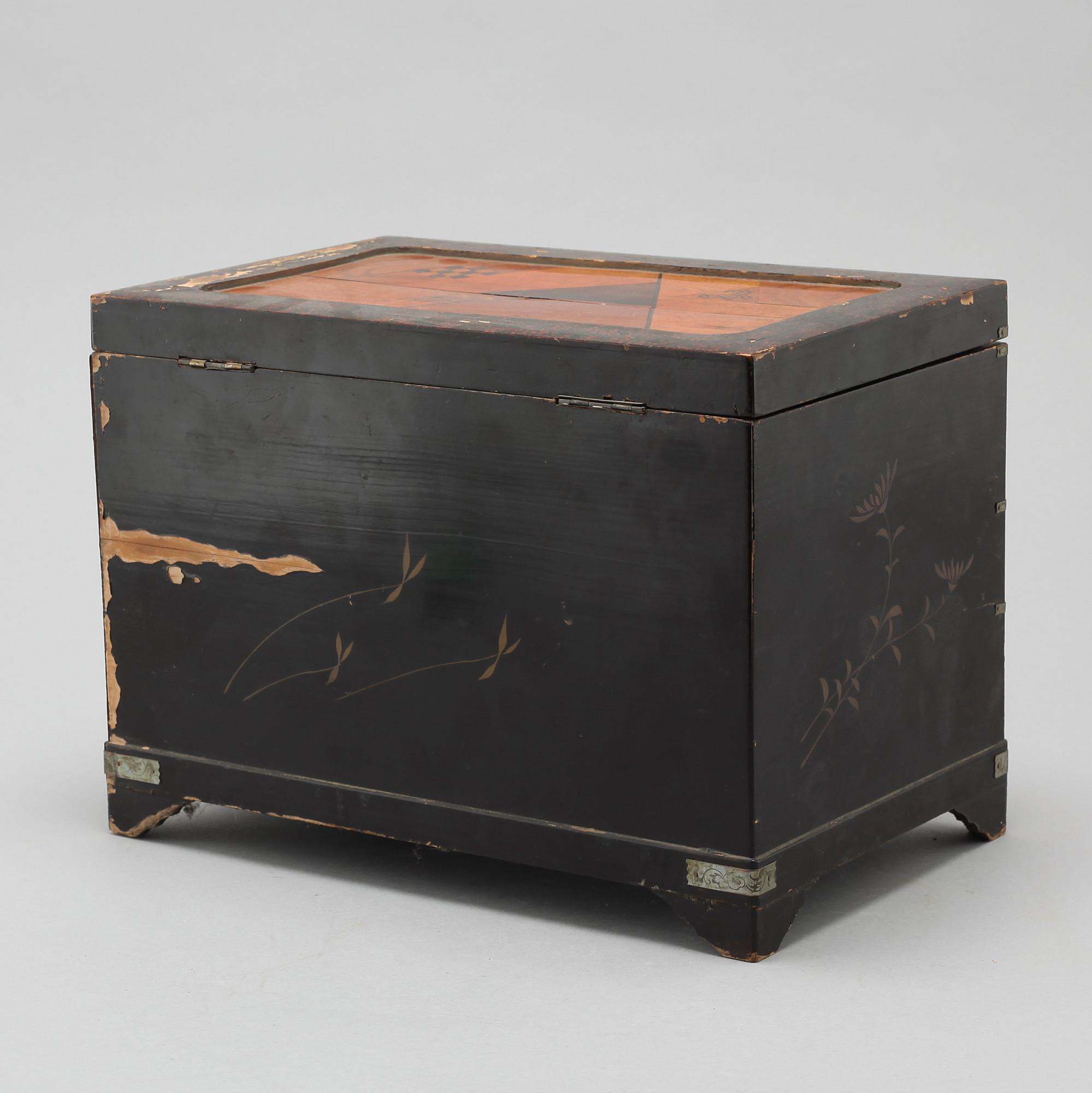 A small japanese cabinet from the first half of the 20th century.