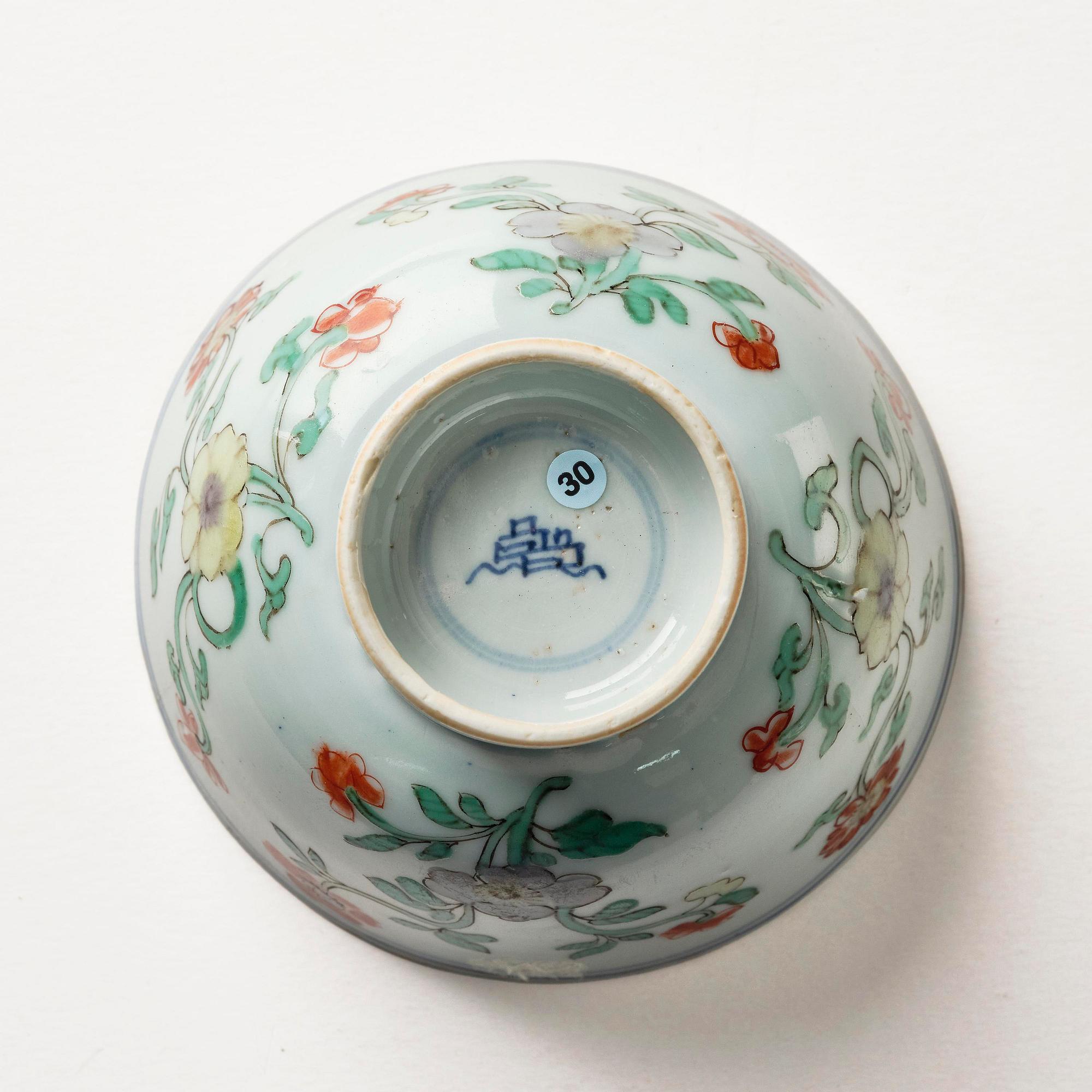 A set of two famille verte bowls and a dish, Qing dynasty, early Kangxi (1662-1722).