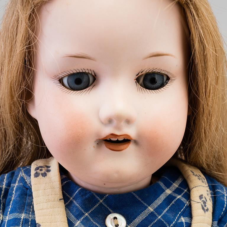 A DOLL FROM Armand Marseille MODELL NR 390. EARLY 20TH CENTURY.