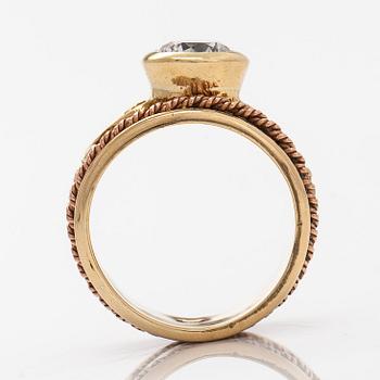 An 18K gold/rose gold ring, set with a brilliant-cut diamond. With certificate.