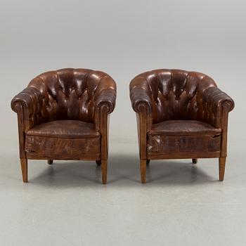 CLUBFÅTÖLJER, ett par, 1900-talets början.