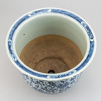 A blue and white flower pot, Qing dynasty, 19th Century.