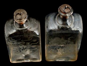 BRÄNNVINSFLASKOR, 2 st, glas, 1800-tal.