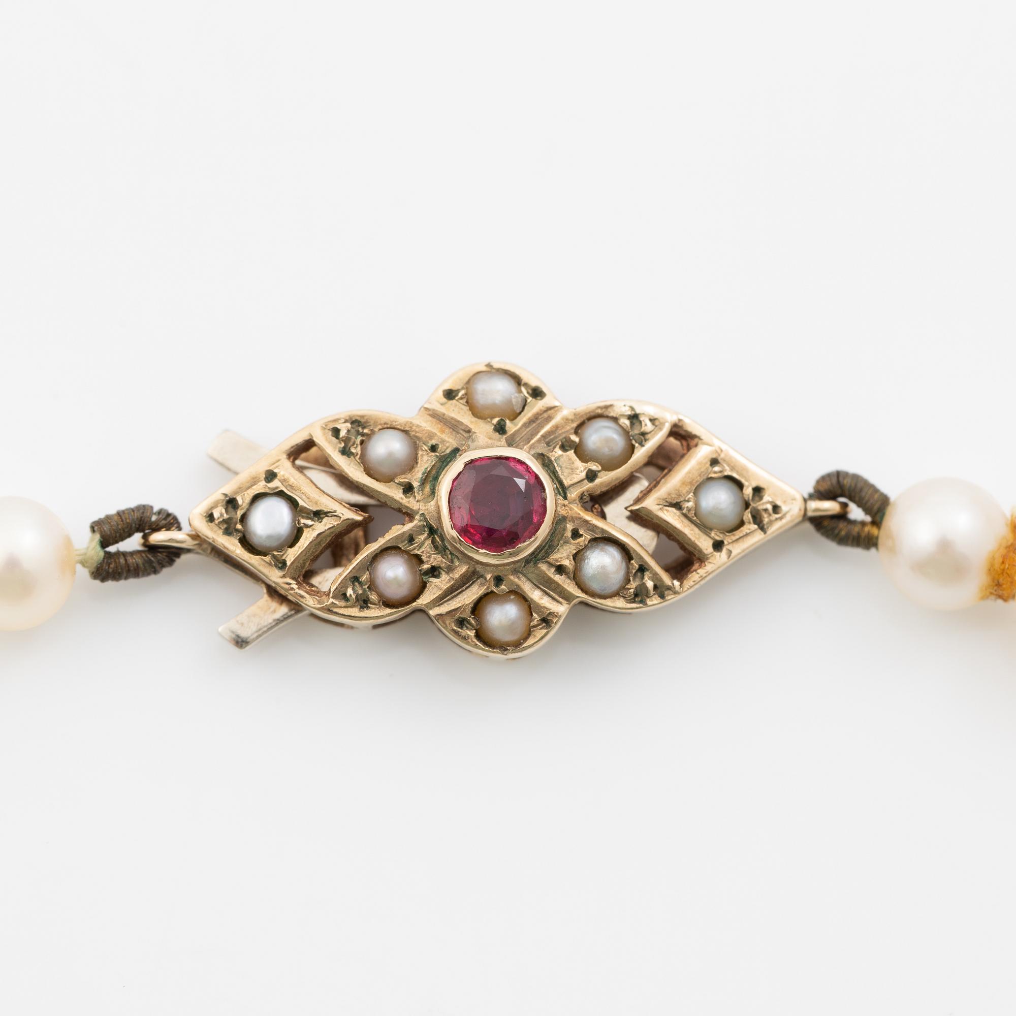 Necklace, with graduated cultured pearls, clasp in 9K gold with English hallmarks from Birmingham, set with a ruby.