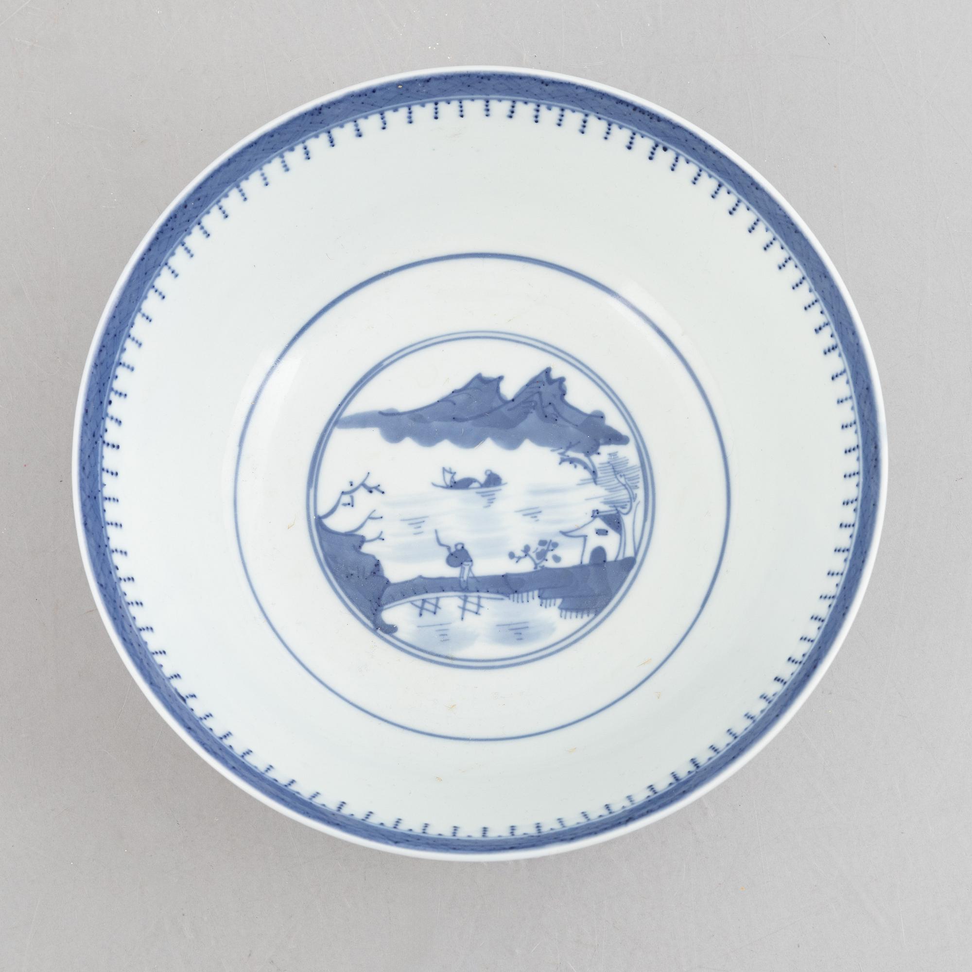A blue and white bowl and a storage jar, Qing dynasty.