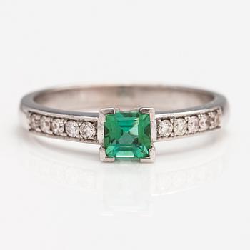 An 18K white gold ring with diamonds ca. 0.19 ct in total and a tourmaline ca 0.46 ct.