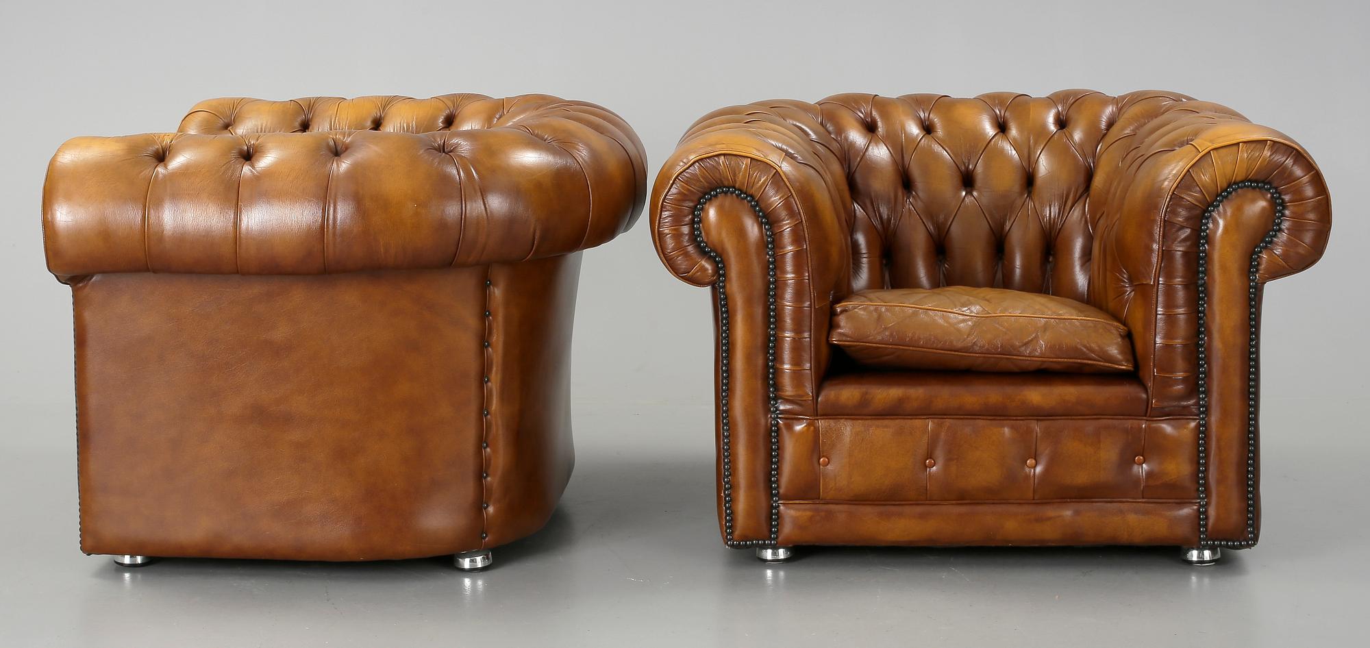 FÅTÖLJER 2 st, Chesterfieldmodell, 1900-talets andra hälft.