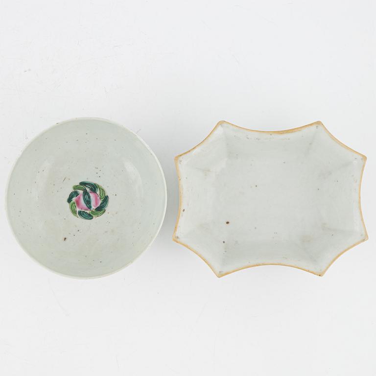 Plate and bowls, porcelain, China, including the Qing Dynasty, Qianlong (1736-95) (3 pieces).