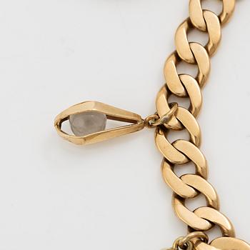 Bracelet 18K gold with charms.