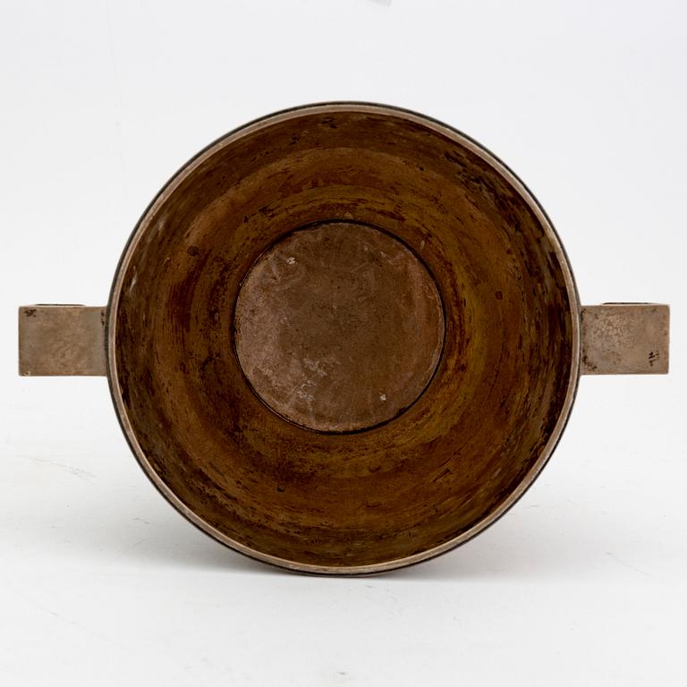 A 1930s silver cup, weight 830 grams.