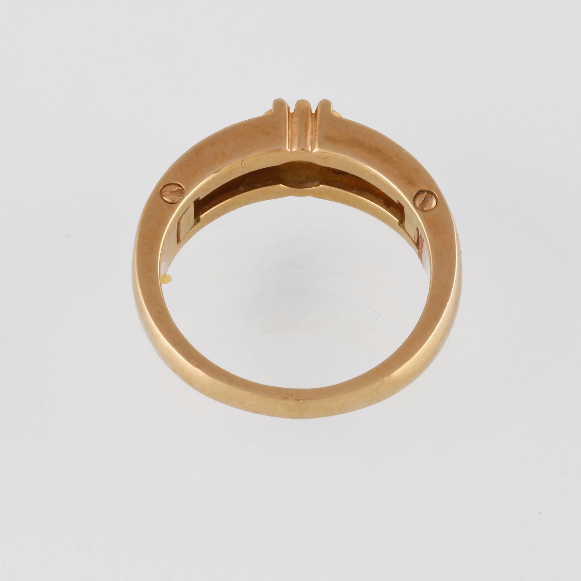 RING , 18K guld med briljantslipad diamant ca 0.23 ct samt röd emalj, utländska stämplar. Vikt 7,3 gram.