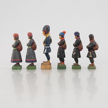 Lars Enarsson, figurer, 5 st samt
Georg Jonsson, 1 figur, samt väskor 3 st.