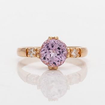 Sormus, 18K kultaa, kunziitti ja timantteja.