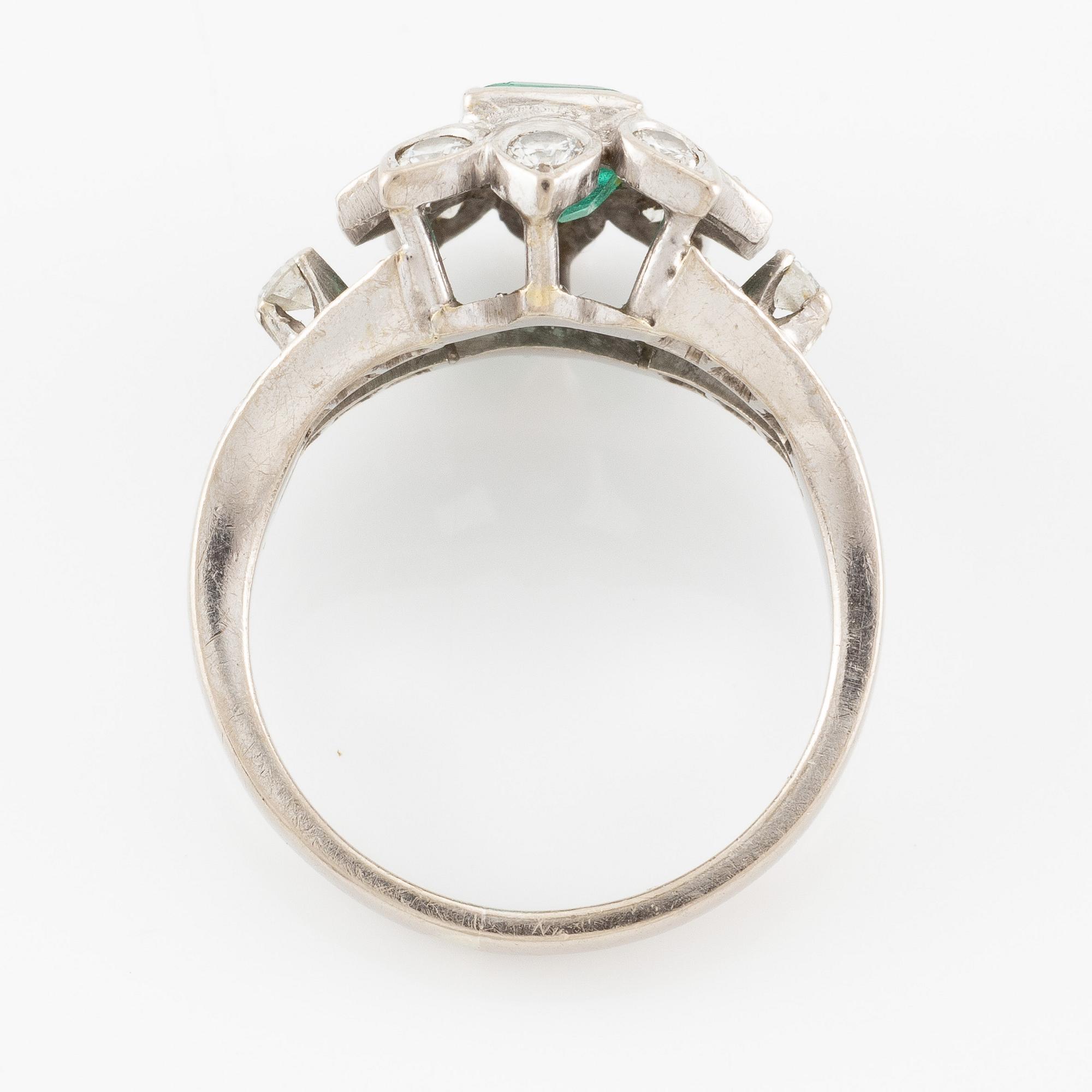 Ring 18K vitguld med smaragd och briljantslipade diamanter.