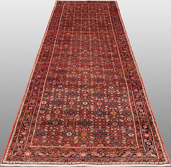 A Hamadan runner, approx. 397 x 112 cm.