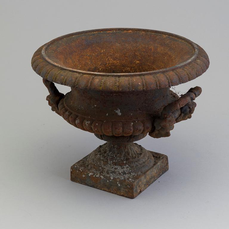 TRÄDGÅRDSURNA, gjutjärn, omkring 1900.