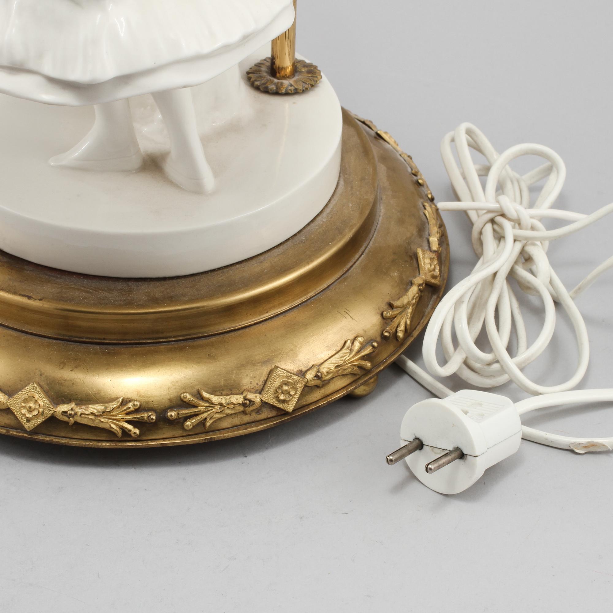 BORDSLAMPA, signerad Claire Volkhart samt daterad 1913.