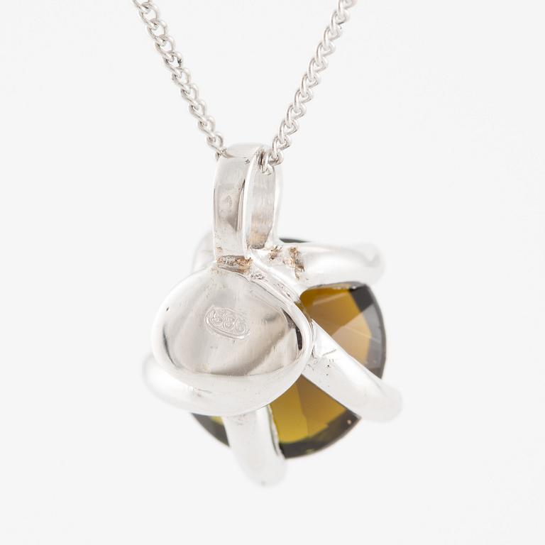 Necklace 14K white gold with green tourmaline.
