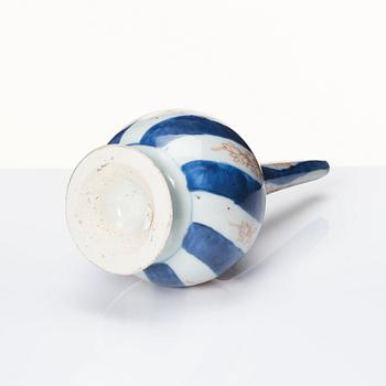 An imari water sprinkler and a dish, Qing dynasty, Kangxi (1662-1722).