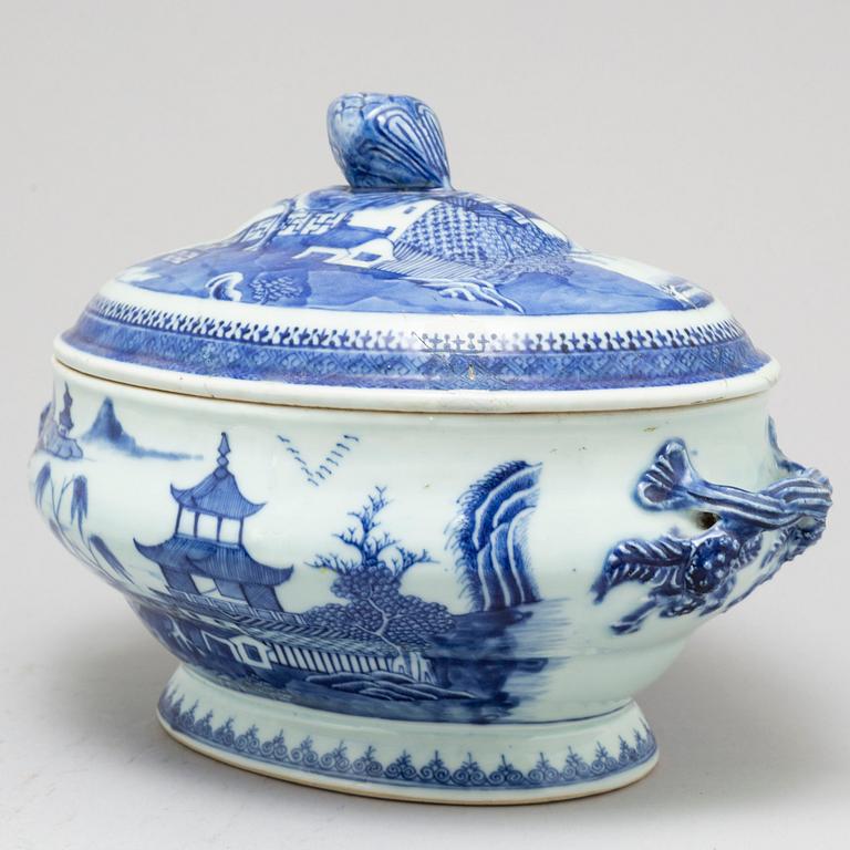 A blue and white export porcelain tureen with cover and a serving dish, Qing dynasty, Qianlong (1736-95).