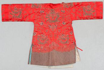 A CHINESE ROBE, silk. Height 101,5 cm. Around 1900.