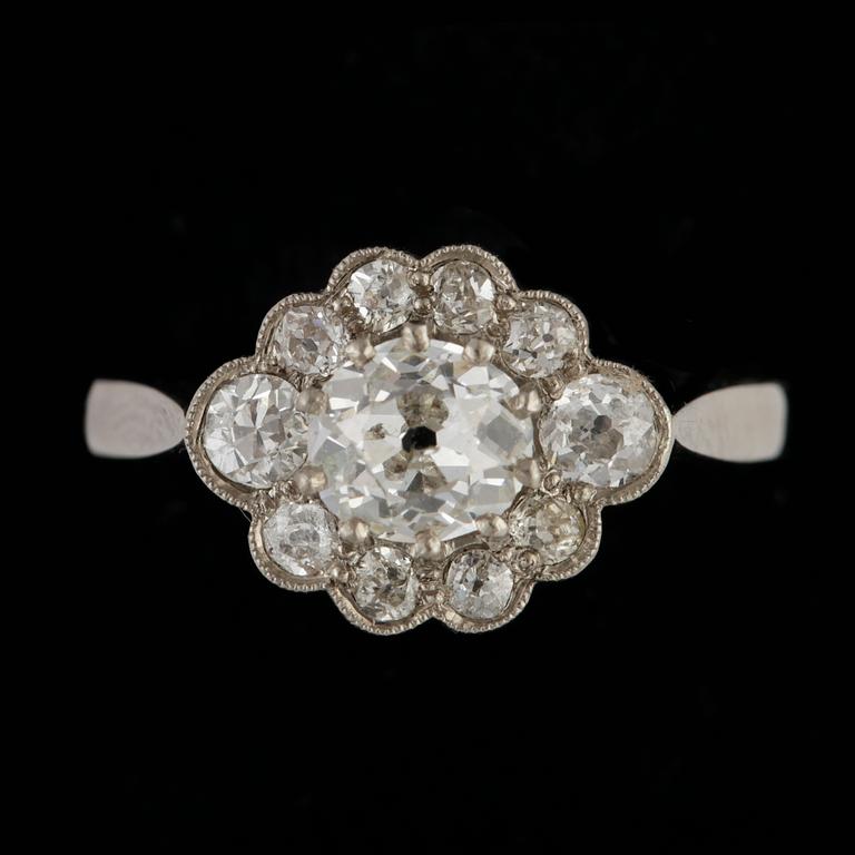 RING, 18k vitguld med en antikslipad diamant ca0,60ct samt gammalslipade diamanter tot ca0,30ct,  Vikt 2,8g.