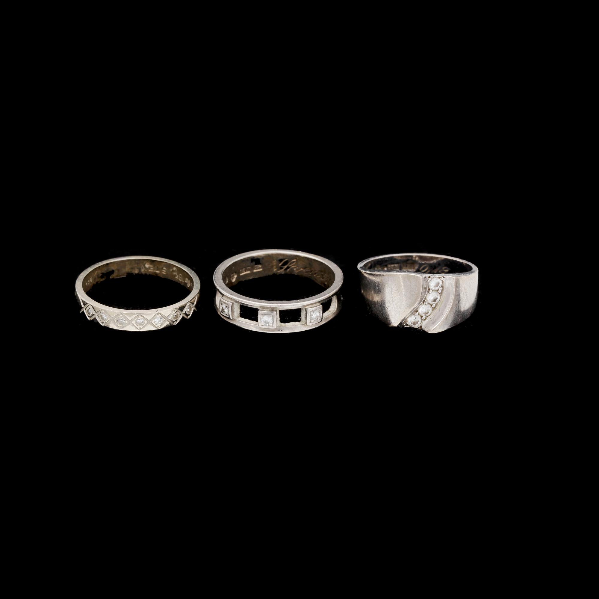 RINGAR, 3 st, samt KEDJA, 18k vitguld med briljantslipade diamanter, bl a 1969. Tot ca 20 g.