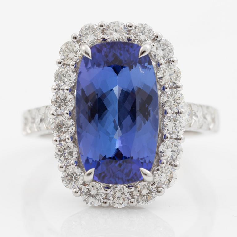Ring, cocktailring, 18K vitguld med cushionslipad tanzanit och briljantslipade diamanter.