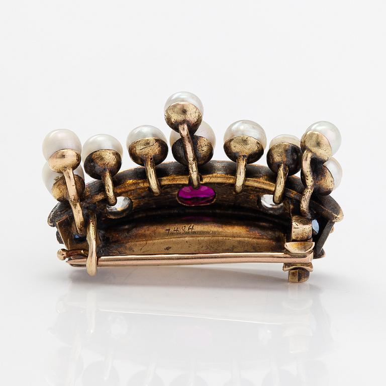 Brosch, friherrelig krona, 18K guld, gammalslipade diamanter ca 0.28 ct totalt, rubin, safirer och odlade pärlor.