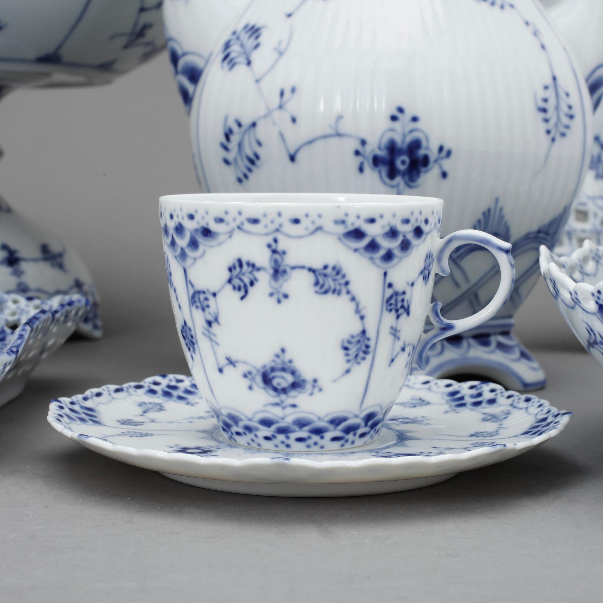 DELAR TILL SERVIS, 38 delar, porslin, "Musselmalet", Royal Copenhagen.