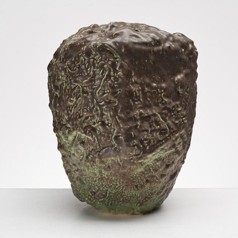 Mårten Medbo, vas, signerad och daterad 2001.