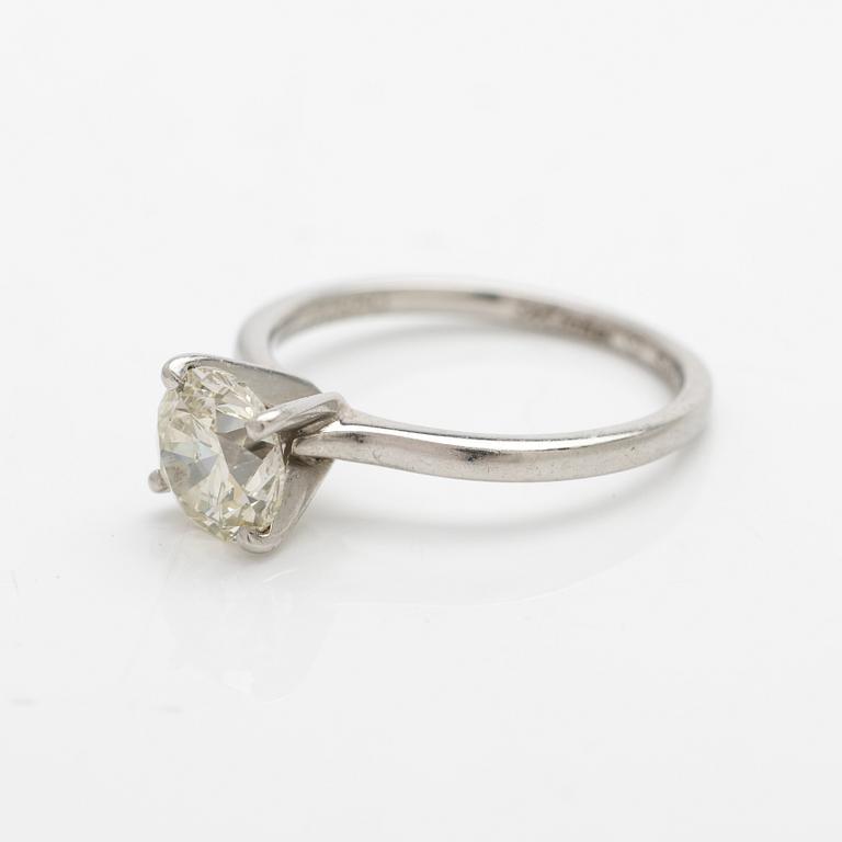 Solitaire ring in 950 platinum with a round brilliant-cut diamond, GIA certified, Van Bruun.