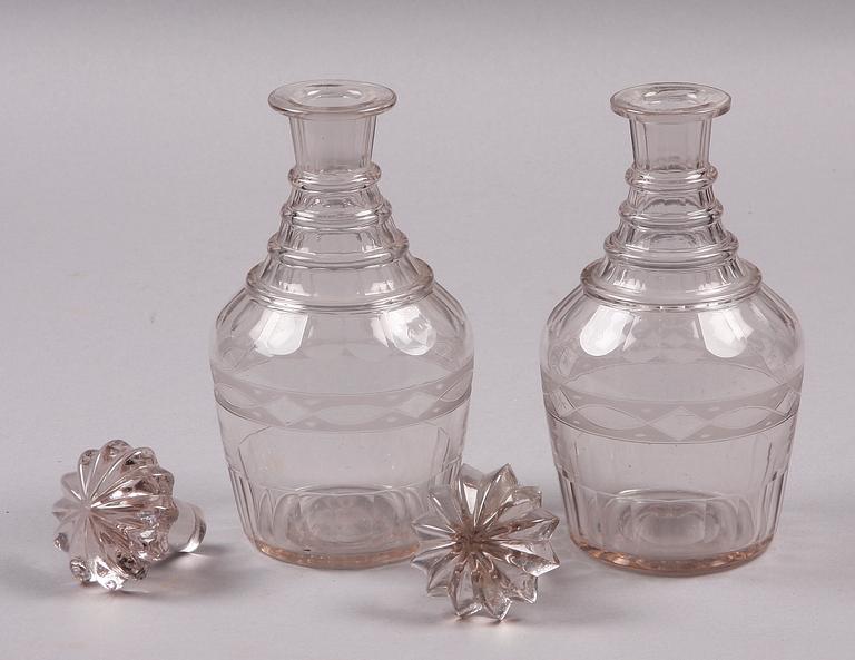 KARAFFER, ett par, glas, 1800-tal.