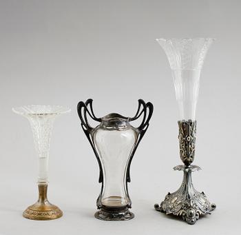 VASER, 3 st, vitmetall/nysilver och glas, sekelskiftet 1900.