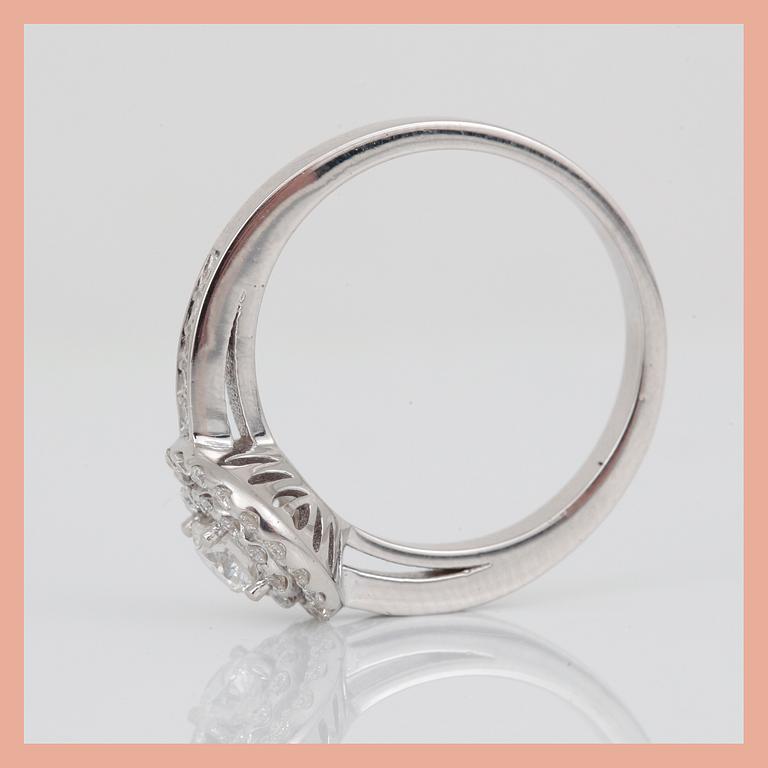 RING, 18K vitguld med briljantslipade diamanter, tot ca 0,66 ct. Total vikt ca 4,66 g.