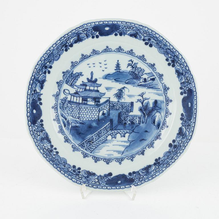 Servisdelar, porslin, 43 st, Kina, Qingdynastin, mestadels Qianlong (1735-95).